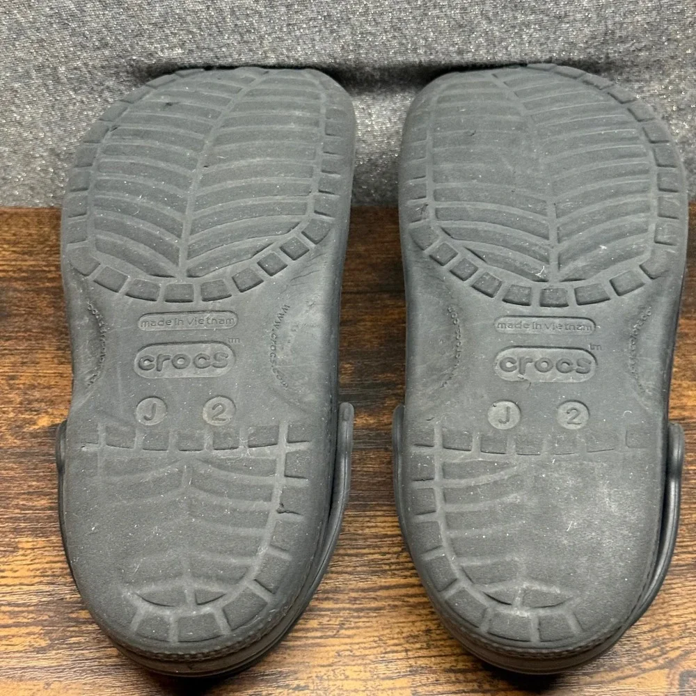Crocs Classic Clogs Kids Size J2 Black Slip On Water Shoes Sandals Comfort